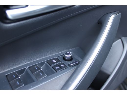 Toyota Corolla 1.8 HYBRID AUT. DYNAMIC NAVI/CAMERA/CARPLAY ActivLease financial lease