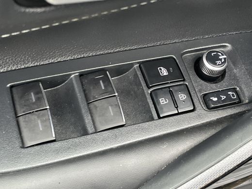 Toyota Corolla 1.8 Hybrid Dynamic | Stoelverwarming | Carplay | Keyless entry | 17 inch LM-velgen | LED koplampen | ActivLease financial lease