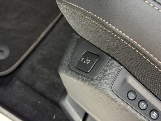 Peugeot 3008 GT Alcantara stoelen | Adeptieve cruise control | Focal | Elektrische stoelen met massage en verw... ActivLease financial lease