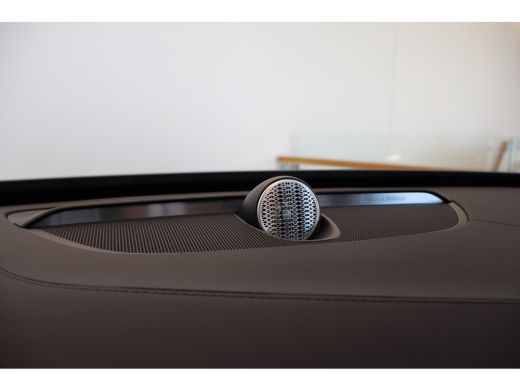 Volvo  XC90 T8 455PK AWD Ultra Dark | Massage/ventilatie | B&W audio | HUD | 21" | Luchtvering ActivLease financial lease
