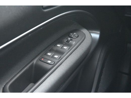 Fiat 600 Icon VOORRAAD-ACTIE! | 8 Jaar Fabrieksgarantie | ALL-seasonbanden | Carplay | Stoelverwarming ActivLease financial lease