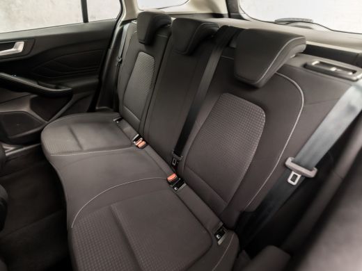 Ford Focus 1.0 EcoBoost Sport (APPLE CARPLAY, CAMERA, TREKHAAK, MODE KNOP, SPORTSTOELEN, LM VELGEN, PARKEERS... ActivLease financial lease