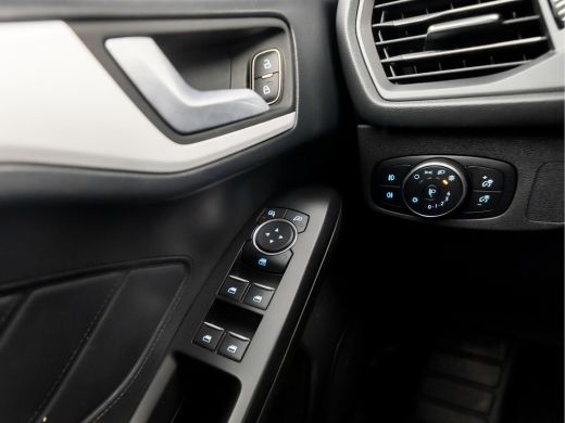 Ford Focus 1.0 EcoBoost Sport (APPLE CARPLAY, CAMERA, TREKHAAK, MODE KNOP, SPORTSTOELEN, LM VELGEN, PARKEERS... ActivLease financial lease