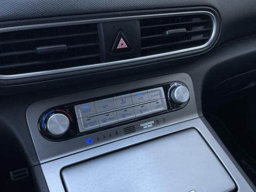 Hyundai Kona EV Premium 64 kWh | Achteruitrijcamera | Stoelverwarming | ActivLease financial lease