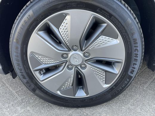 Hyundai Kona EV Premium 64 kWh | Achteruitrijcamera | Stoelverwarming | ActivLease financial lease