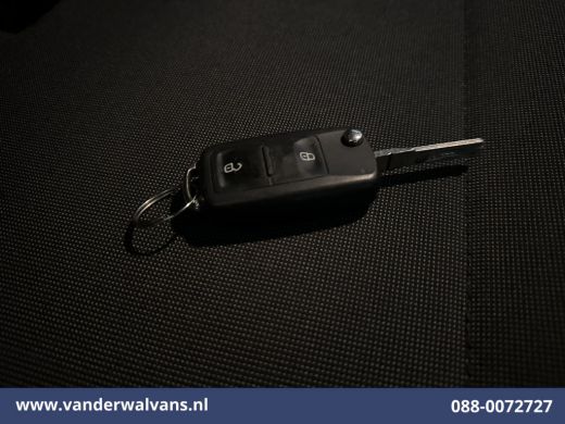 Volkswagen Transporter 2.0 TDI L2H1 Euro6 Airco | Camera | Apple Carplay | Trekhaak | Cruisecontrol Android Auto, Bijrij... ActivLease financial lease