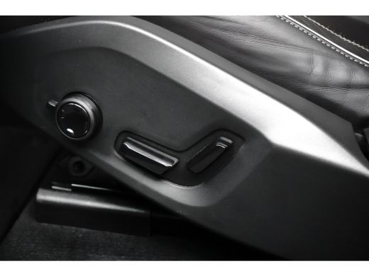 Volvo  XC60 2.0 T6 Plug-in hybrid AWD Plus Black Edition | Trekhaak | Luchtvering | Stoel  + Stuur verwarming... ActivLease financial lease