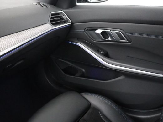 BMW 3 Serie 318i M Sport | Panoramadak | Stoelverwarming | Leder/Alcantara | Carplay | Live Cockpit | Sportst... ActivLease financial lease