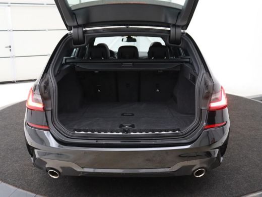 BMW 3 Serie 318i M Sport | Panoramadak | Stoelverwarming | Leder/Alcantara | Carplay | Live Cockpit | Sportst... ActivLease financial lease