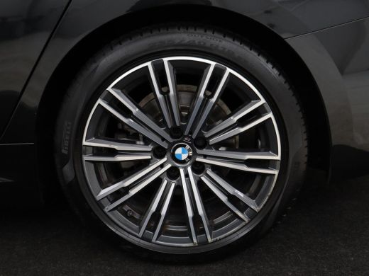 BMW 3 Serie 318i M Sport | Panoramadak | Stoelverwarming | Leder/Alcantara | Carplay | Live Cockpit | Sportst... ActivLease financial lease
