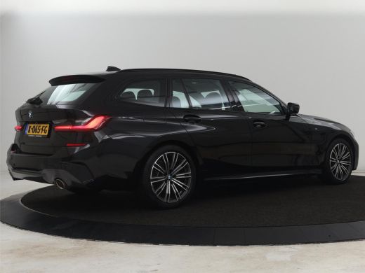BMW 3 Serie 318i M Sport | Panoramadak | Stoelverwarming | Leder/Alcantara | Carplay | Live Cockpit | Sportst... ActivLease financial lease