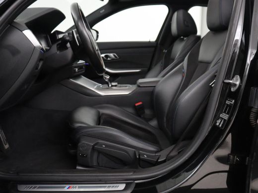 BMW 3 Serie 318i M Sport | Panoramadak | Stoelverwarming | Leder/Alcantara | Carplay | Live Cockpit | Sportst... ActivLease financial lease