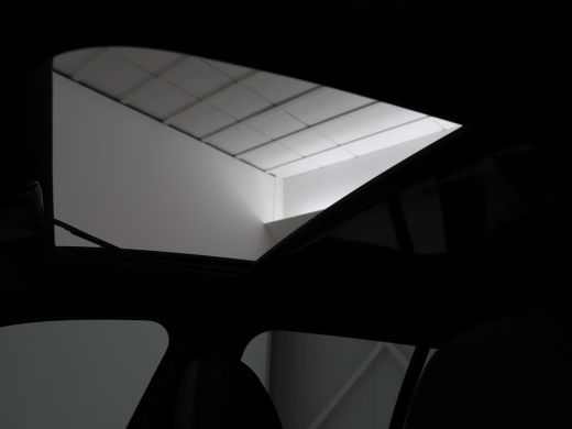 BMW 3 Serie 318i M Sport | Panoramadak | Stoelverwarming | Leder/Alcantara | Carplay | Live Cockpit | Sportst... ActivLease financial lease