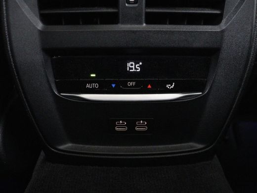 BMW 3 Serie 318i M Sport | Panoramadak | Stoelverwarming | Leder/Alcantara | Carplay | Live Cockpit | Sportst... ActivLease financial lease