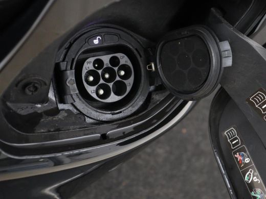 Mercedes-Benz C-Klasse 300e AMG Limited | Panoramadak | 360 Camera | Stoelverwarming | Trekhaak | Carplay | Leder/Alcant... ActivLease financial lease