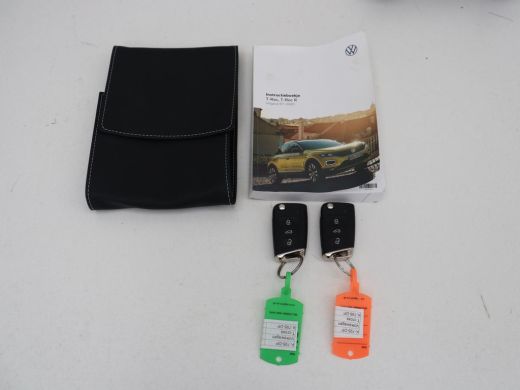 Volkswagen T-Roc 1.5 TSI Sport | Panoramadak | Adaptive cruise | Keyless | Carplay | Navigatie | Full LED | Virtua... ActivLease financial lease