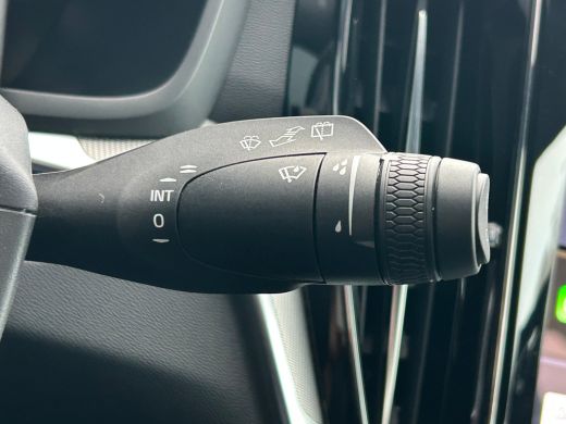 Volvo  V60 2.0 T6 Plug-in hybrid AWD Plus Dark | 360 camera | Trekhaak | All-seasons | Harman/Kardon | Stoel... ActivLease financial lease