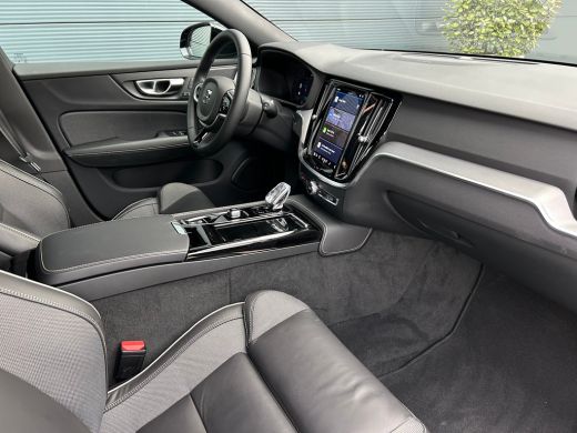 Volvo  V60 2.0 T6 Plug-in hybrid AWD Plus Dark | 360 camera | Trekhaak | All-seasons | Harman/Kardon | Stoel... ActivLease financial lease