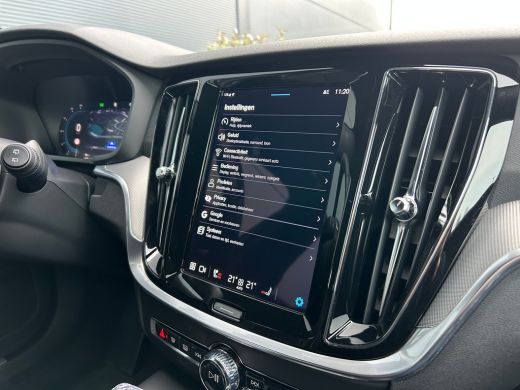 Volvo  V60 2.0 T6 Plug-in hybrid AWD Plus Dark | 360 camera | Trekhaak | All-seasons | Harman/Kardon | Stoel... ActivLease financial lease