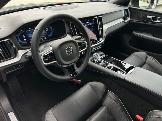 Volvo  V60 2.0 T6 Plug-in hybrid AWD Plus Dark | 360 camera | Trekhaak | All-seasons | Harman/Kardon | Stoel... ActivLease financial lease