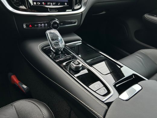 Volvo  V60 2.0 T6 Plug-in hybrid AWD Plus Dark | 360 camera | Trekhaak | All-seasons | Harman/Kardon | Stoel... ActivLease financial lease