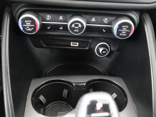 Alfa Romeo Giulia 2.0T Sprint | Leder | Adaptive cruise | Stoel & stuurverwarming | Trekhaak | Camera | Sportstoele... ActivLease financial lease