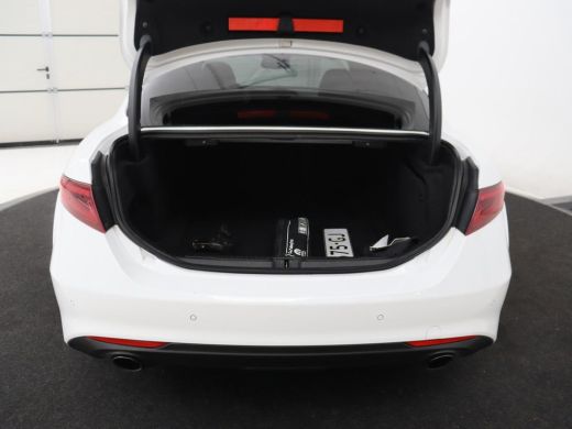 Alfa Romeo Giulia 2.0T Sprint | Leder | Adaptive cruise | Stoel & stuurverwarming | Trekhaak | Camera | Sportstoele... ActivLease financial lease