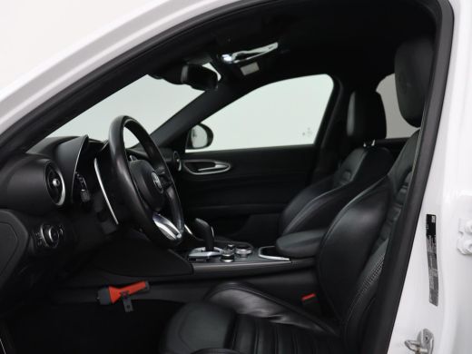 Alfa Romeo Giulia 2.0T Sprint | Leder | Adaptive cruise | Stoel & stuurverwarming | Trekhaak | Camera | Sportstoele... ActivLease financial lease
