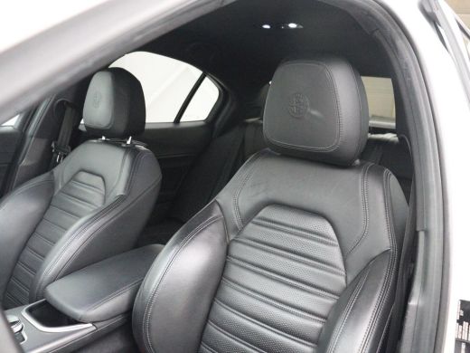 Alfa Romeo Giulia 2.0T Sprint | Leder | Adaptive cruise | Stoel & stuurverwarming | Trekhaak | Camera | Sportstoele... ActivLease financial lease