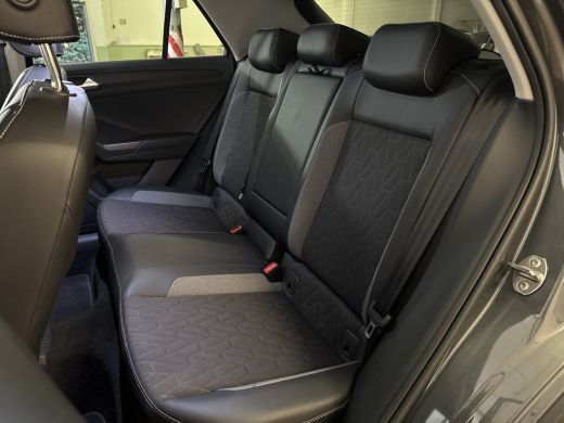 Volkswagen T-Roc TSI 115PK LIFE GOAL EDITION NAVI/CARPLAY/STOELVERWARMING/ FABRIEKSGARANTIE ActivLease financial lease