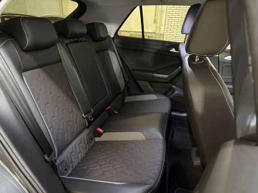 Volkswagen T-Roc TSI 115PK LIFE GOAL EDITION NAVI/CARPLAY/STOELVERWARMING/ FABRIEKSGARANTIE ActivLease financial lease