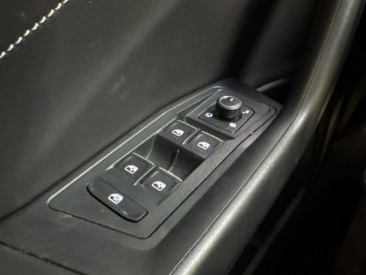 Volkswagen T-Roc TSI 115PK LIFE GOAL EDITION NAVI/CARPLAY/STOELVERWARMING/ FABRIEKSGARANTIE ActivLease financial lease