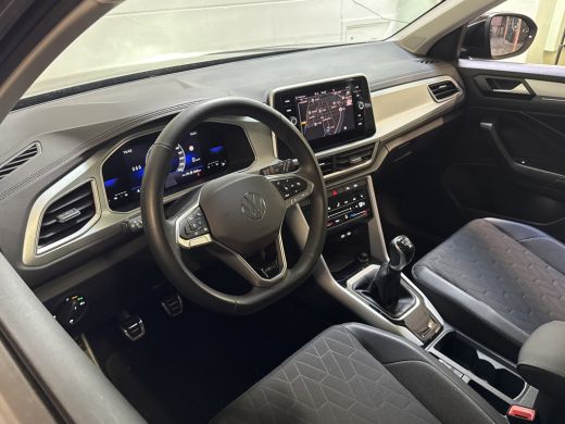 Volkswagen T-Roc TSI 115PK LIFE GOAL EDITION NAVI/CARPLAY/STOELVERWARMING/ FABRIEKSGARANTIE ActivLease financial lease