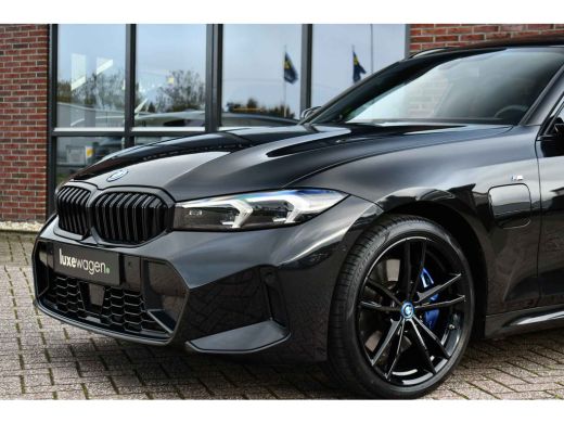 BMW 3 Serie Touring 330e xDrive M-Sport Pro Pano M-zetels ACC HUD 360 19inch ActivLease financial lease