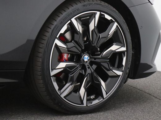 BMW 5 Serie Touring 530e xDrive 299PK Aut. M-Sport, Panoramadak, Head-Up Display, Stoelverwarming & ventilati... ActivLease financial lease