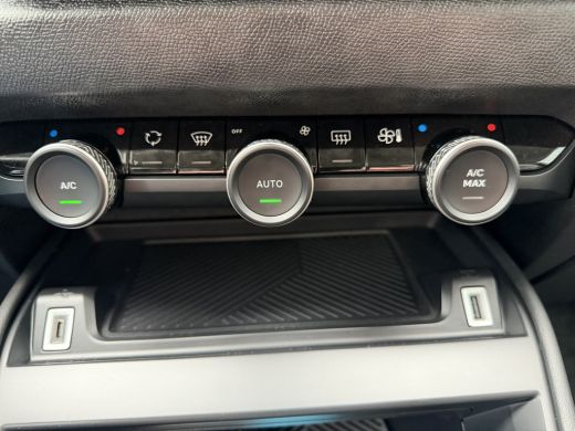 Citroën C4 130pk Shine (Camera - Keyless Entry - LED - Parkeersensoren V+A - Automatische Airco - Adaptieve ... ActivLease financial lease