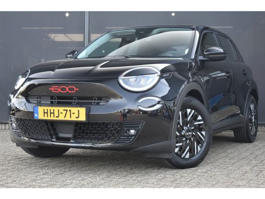 Fiat 600e RED 54 kWh 3 Fase 156pk 96%SOH! | Navigatie by App | Cruise Control | Parkeersensoren | DAB+ | Ke...