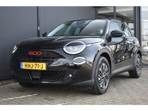 Fiat 600e RED 54 kWh 3 Fase 156pk 96%SOH! | Navigatie by App | Cruise Control | Parkeersensoren | DAB+ | Ke... ActivLease financial lease