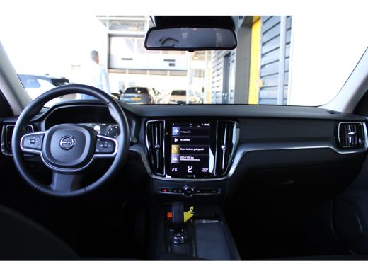 Volvo  V60 2.0 B3 Momentum Advantage | Navigatie full map | Cruise control | LED | Apple Carplay/ Android au... ActivLease financial lease