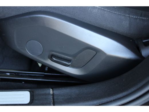 Volvo  V60 2.0 B3 Momentum Advantage | Navigatie full map | Cruise control | LED | Apple Carplay/ Android au... ActivLease financial lease