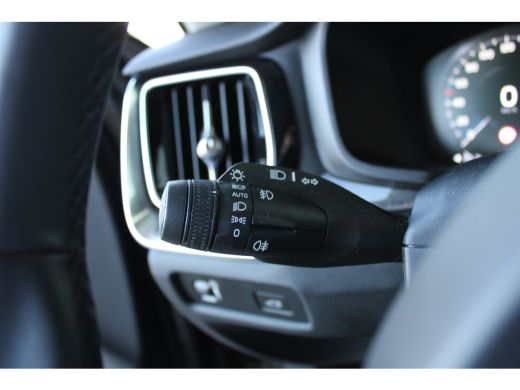 Volvo  V60 2.0 B3 Momentum Advantage | Navigatie full map | Cruise control | LED | Apple Carplay/ Android au... ActivLease financial lease