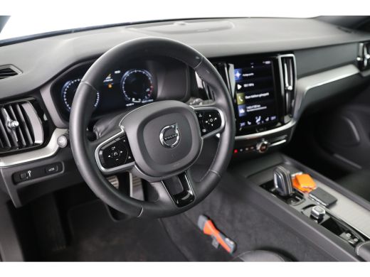 Volvo  V60 2.0 B4 R-Design | Navigatie | H&K Audio | Trekhaak Wegklapbaar | Blis | Leder | Adaptieve Cruise ... ActivLease financial lease