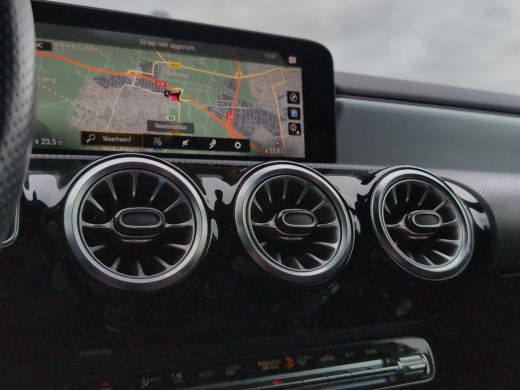 Mercedes-Benz A-Klasse 180 AMG | Sfeerverlichting | Stoelverwarming | Apple Carplay | Navigatie | AMG-styling | Achterui... ActivLease financial lease