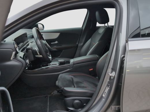 Mercedes-Benz A-Klasse 180 AMG | Sfeerverlichting | Stoelverwarming | Apple Carplay | Navigatie | AMG-styling | Achterui... ActivLease financial lease