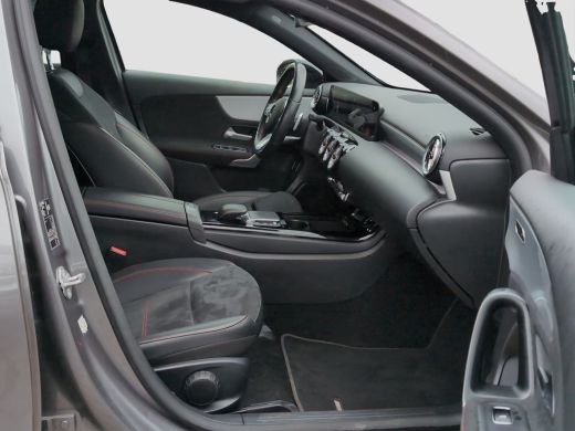 Mercedes-Benz A-Klasse 180 AMG | Sfeerverlichting | Stoelverwarming | Apple Carplay | Navigatie | AMG-styling | Achterui... ActivLease financial lease