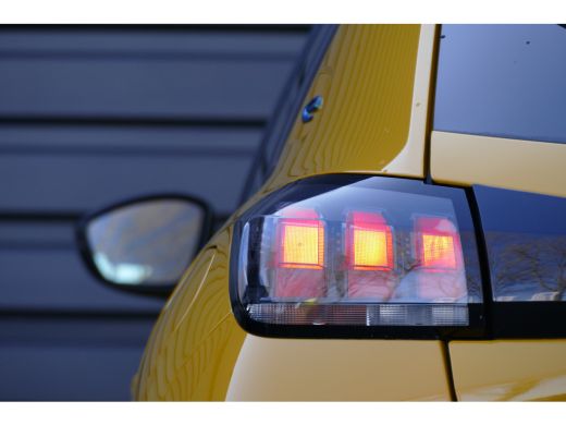 Peugeot e-208 EV 136PK 50KWH 5-DRS ACTIVE PACK AUTOMAAT / NAVI / LED / PDC / 16"LMV / 3-FASE / BLUETOOTH / CRUI... ActivLease financial lease