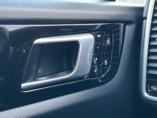 Porsche Cayenne 3.0 E-Hybrid PHEV 360&deg; Pano SportChrono Luchtvering Bose Carplay Leer Memory UITSTRALING! ActivLease financial lease