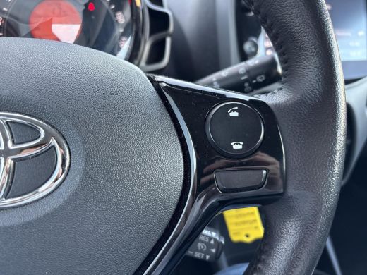 Toyota Aygo 1.0 VVT-i x-play **APPLE CARPLAY/ AIRCO/ BEGRENZER/ PERKEERCAMERA** ActivLease financial lease