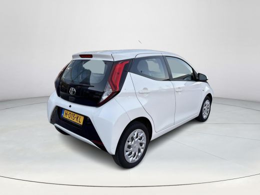 Toyota Aygo 1.0 VVT-i x-play **APPLE CARPLAY/ AIRCO/ BEGRENZER/ PERKEERCAMERA** ActivLease financial lease