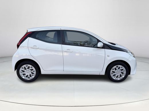 Toyota Aygo 1.0 VVT-i x-play **APPLE CARPLAY/ AIRCO/ BEGRENZER/ PERKEERCAMERA** ActivLease financial lease